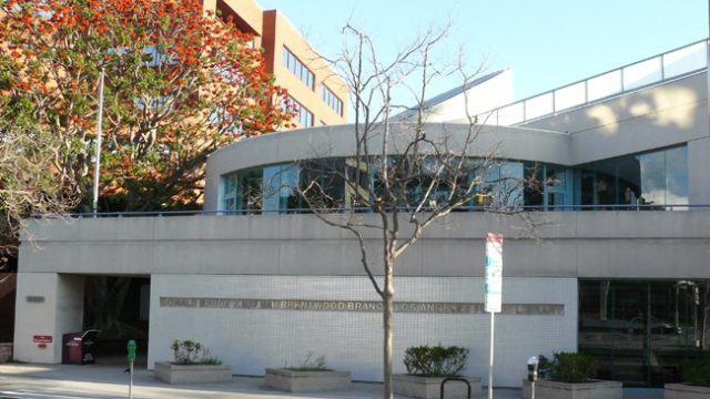 the extertior of the Donald Bruce Kaufman Brentwood Branch Library