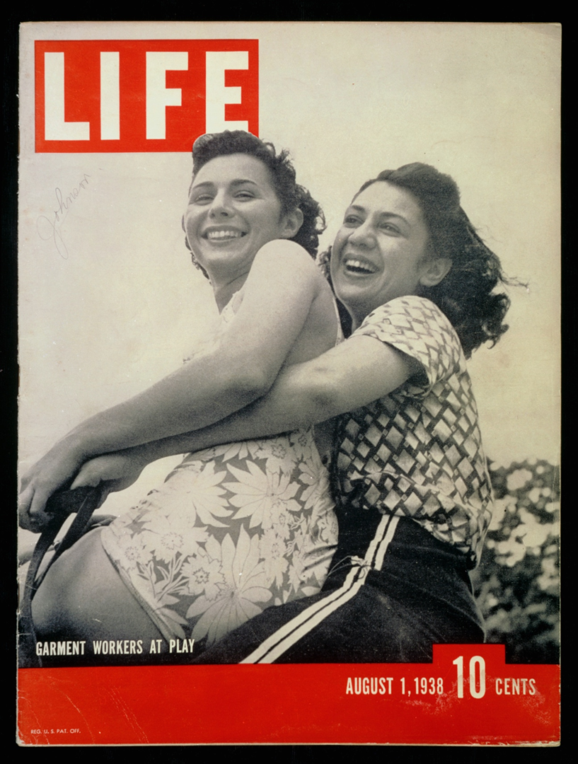 Una foto del primer lado de la revista de LIFE en 1938 con trabajadores de la costura a divertirse