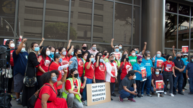 Una foto de una celebración de la nueva ley SB 62 de California para proteger a los trabajadores de la costura